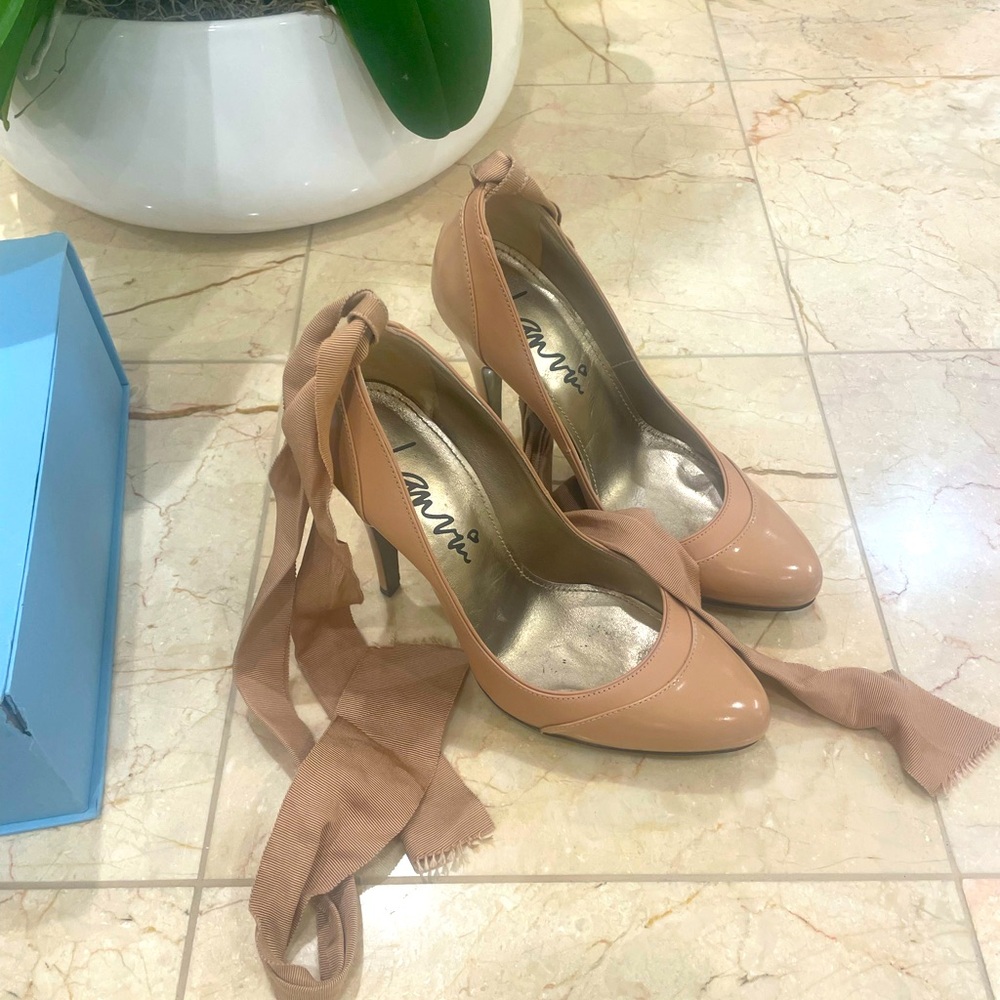 Stunning LANVIN lace up pumps